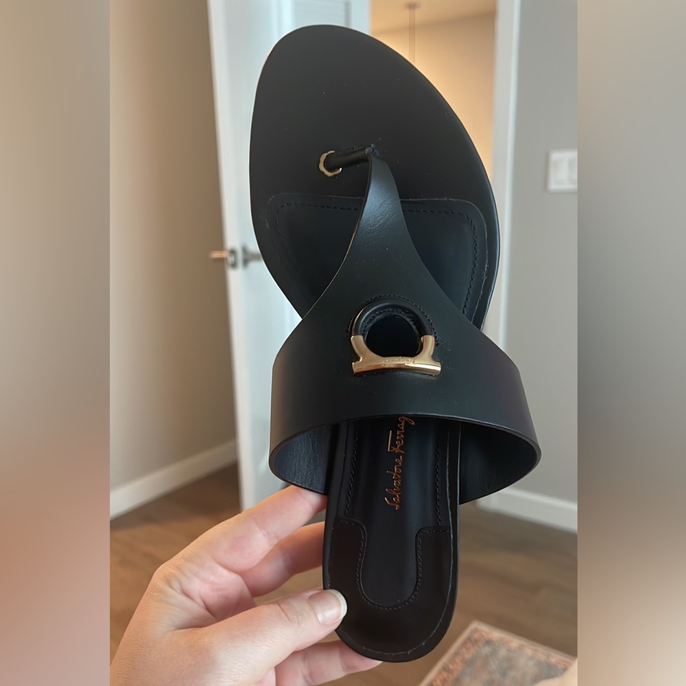 Ferragamo enfola black leather sandals
